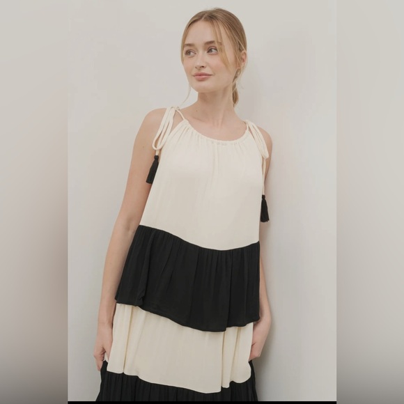 Aaron & Amber
Color Blocked Tier Maxi Dress - Picture 9 of 10